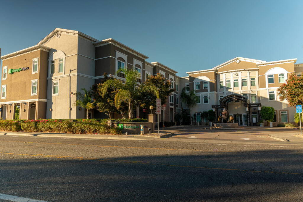 Holiday_Inn_Express_Exterior-1