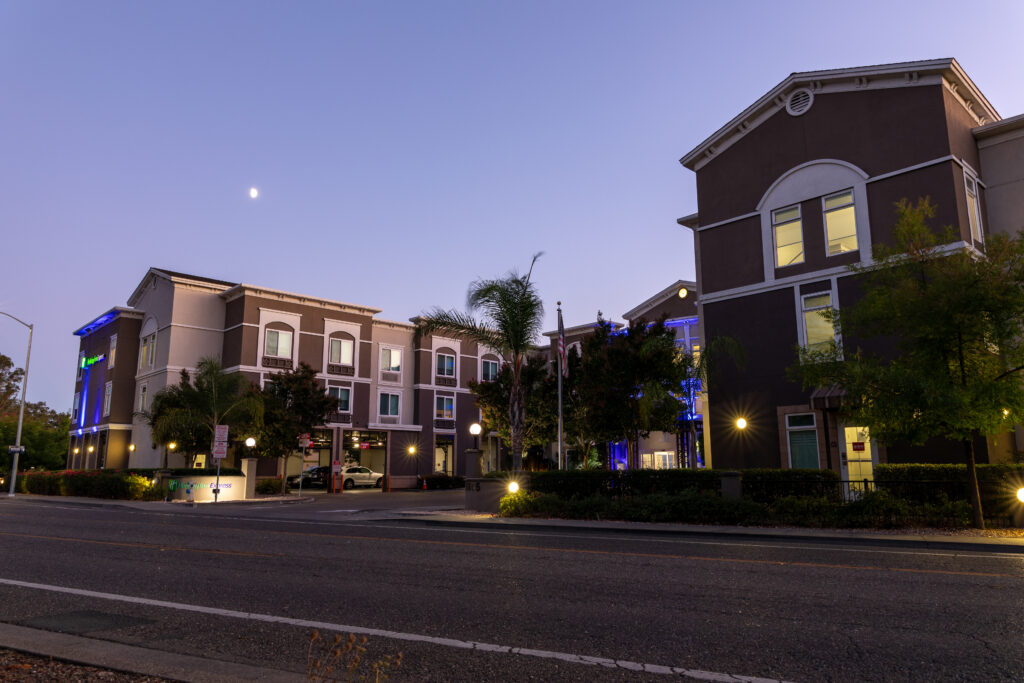 Holiday_Inn_Express_Exterior-3