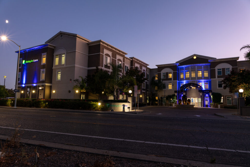 Holiday_Inn_Express_Exterior-4