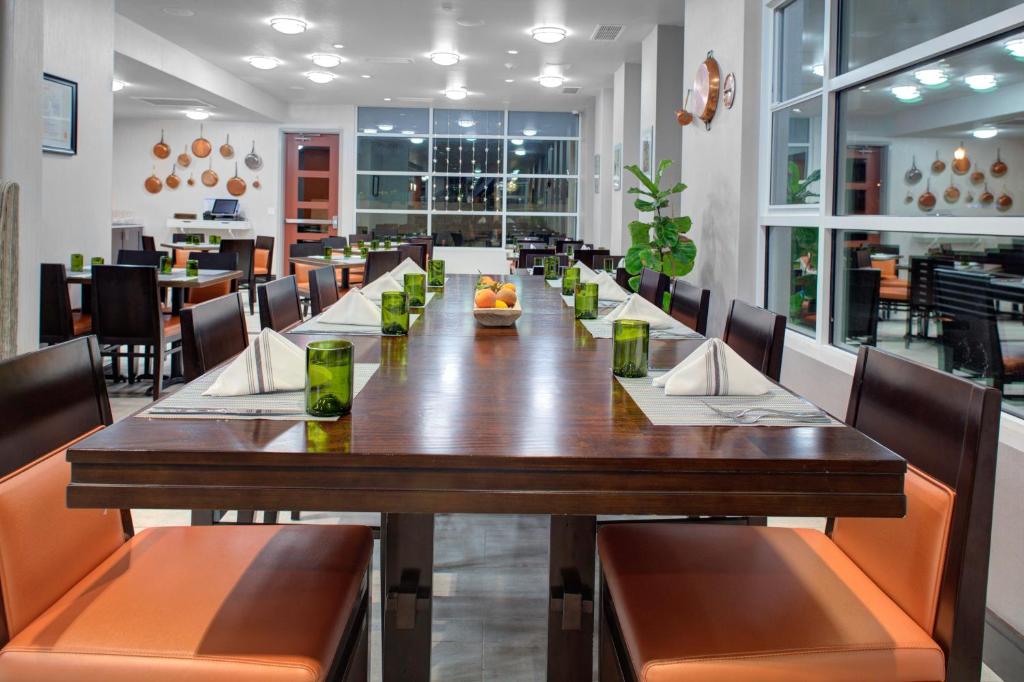 Windsor Bar & Grill Dinner Table